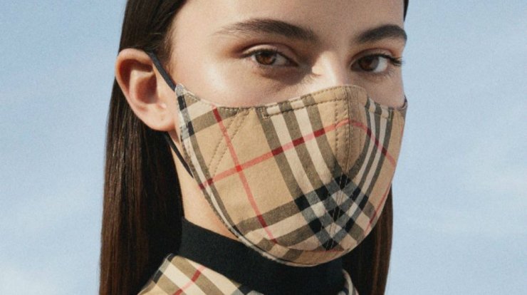 Ο οίκος Burberry δημιούργησε τις δικές του μάσκες προσώπου