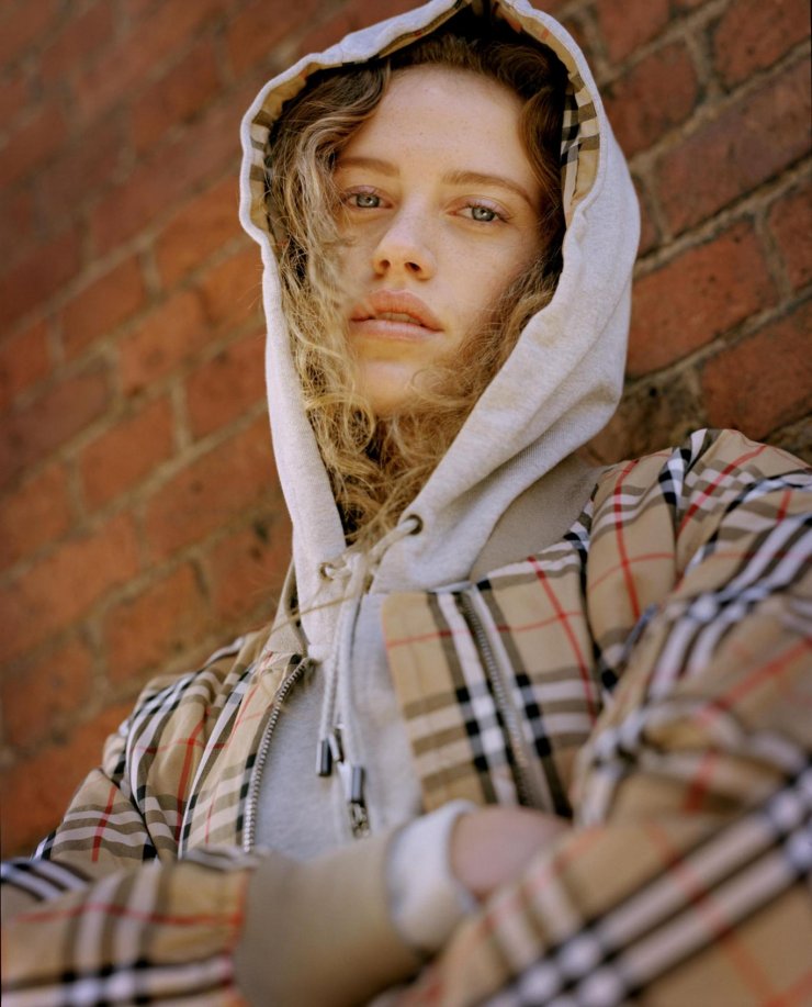 Burberry: Αλλάζει το κλασσικό κάρο που ξέραμε