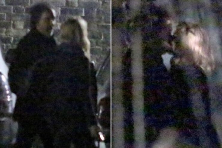 Εθεάθη να φιλιέται… Και δεν ήταν η σύντροφός του!