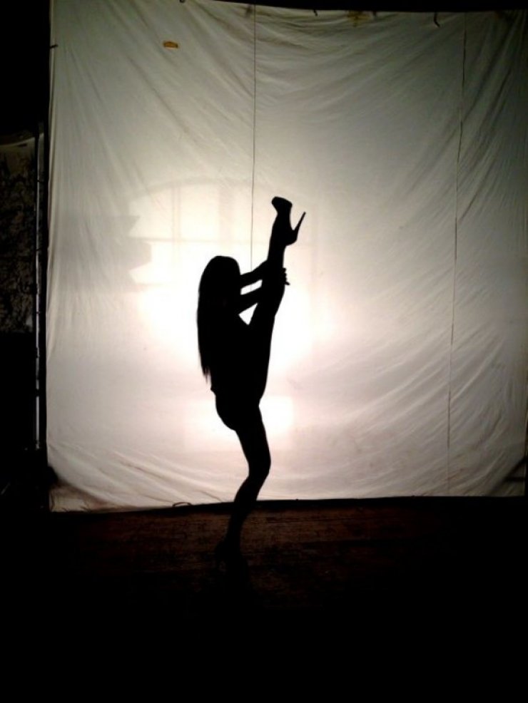 Ηot χορεύτρια του Dancing στο πλάι γνωστού τραγουδιστή