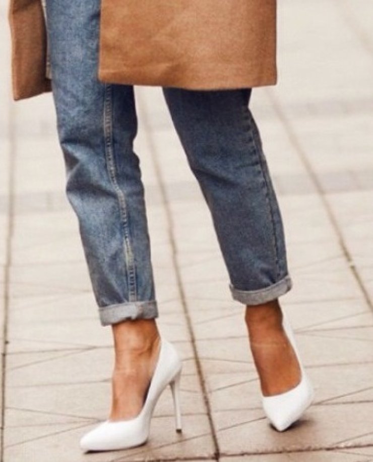 Δεν το περιμέναμε αλλά αυτό το χρώμα στα παπούτσια επέστρεψε!