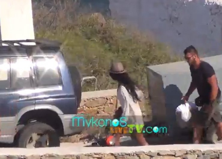 Η Naomi Campbell σε παραλία της Μυκόνου μαζί με τους σωματοφύλακές της!