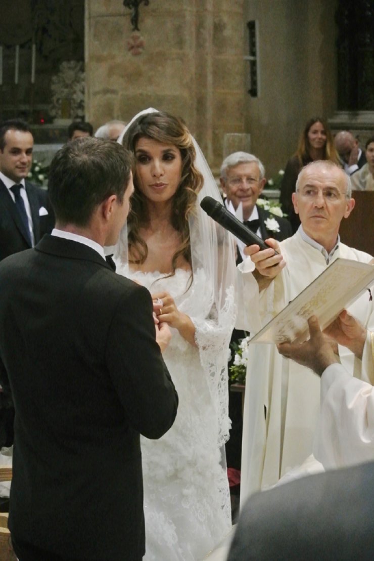 Η πρώην του George Clooney ανέβηκε τα σκαλιά της εκκλησίας [εικόνες]