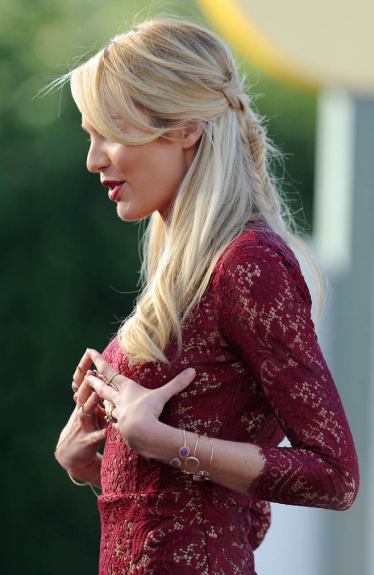 Διάσημο μοντέλο ‘’πιάνει’’ το στήθος της σε ζωντανή εκπομπή