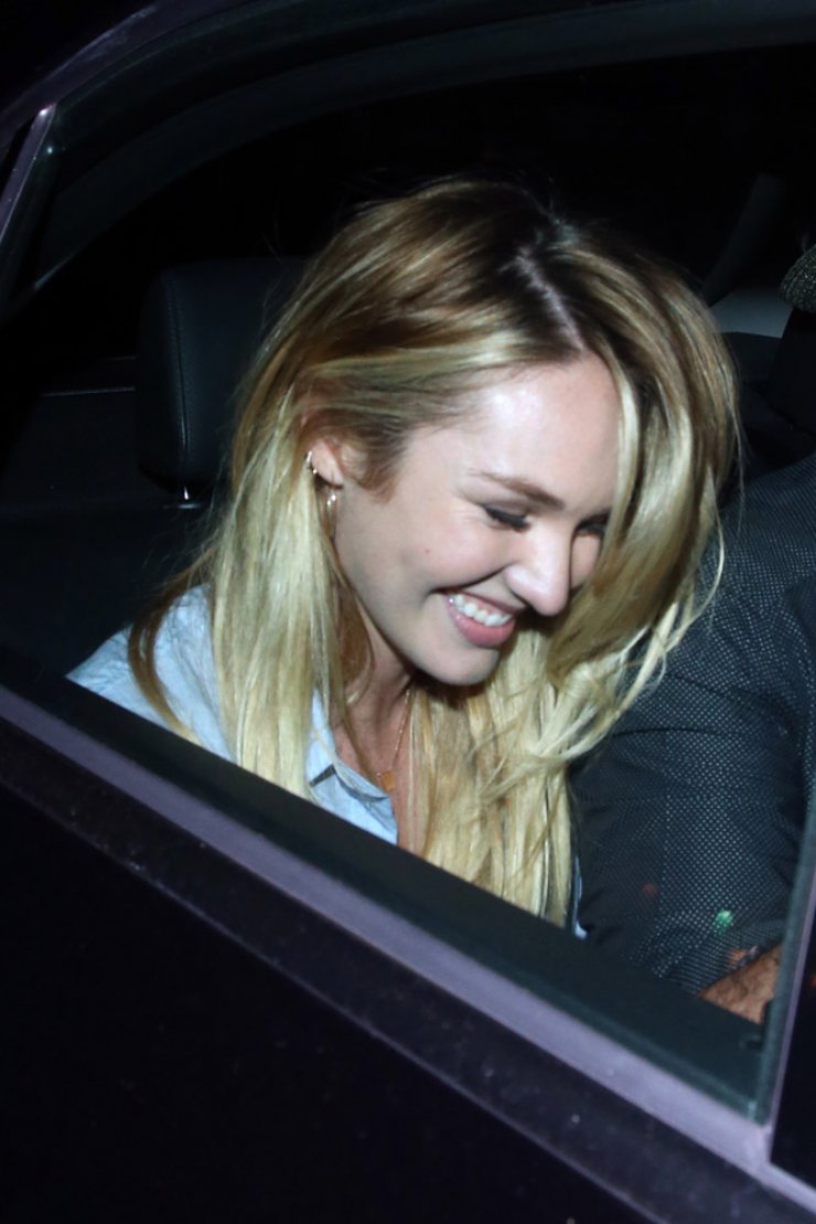 Σε βραδινή έξοδο η Candice Swanepoel με τρελά κέφια [εικόνες]