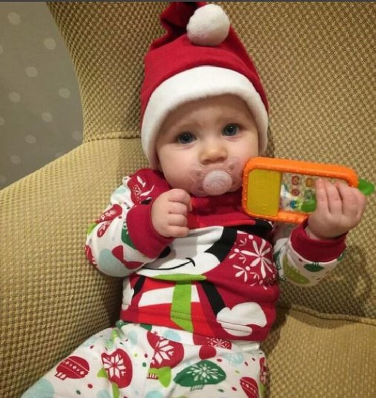 Η κόρη επώνυμου ζευγαριού της ελληνικής showbiz έγινε 7 μηνών και είναι μια γλύκα