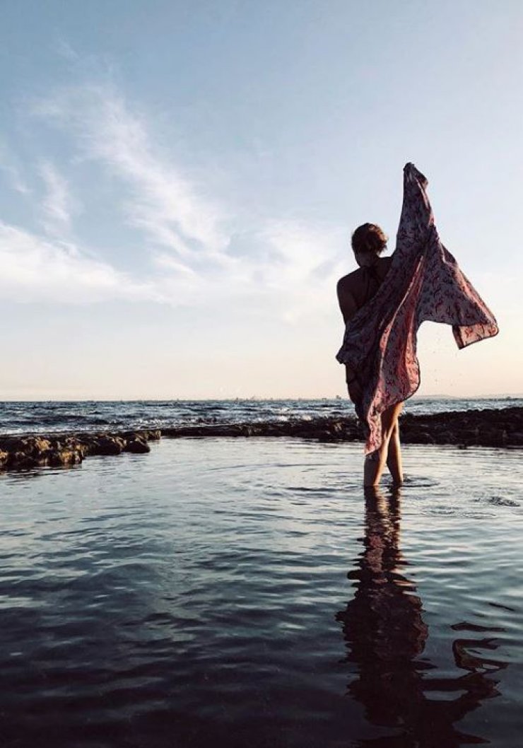 Επώνυμη Κύπρια βγήκε στο μπαλκόνι μόνο με την πετσέτα του μπάνιου! [εικόνα]
