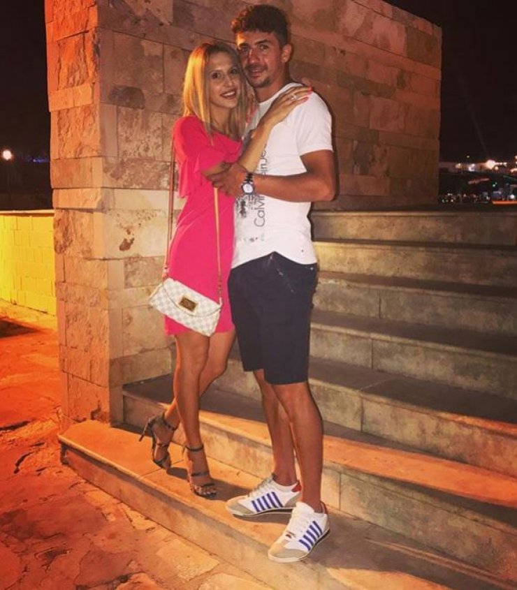 Δημήτρης Χριστοφή: Στην πισίνα με τη σύζυγό του και τους γιους τους!