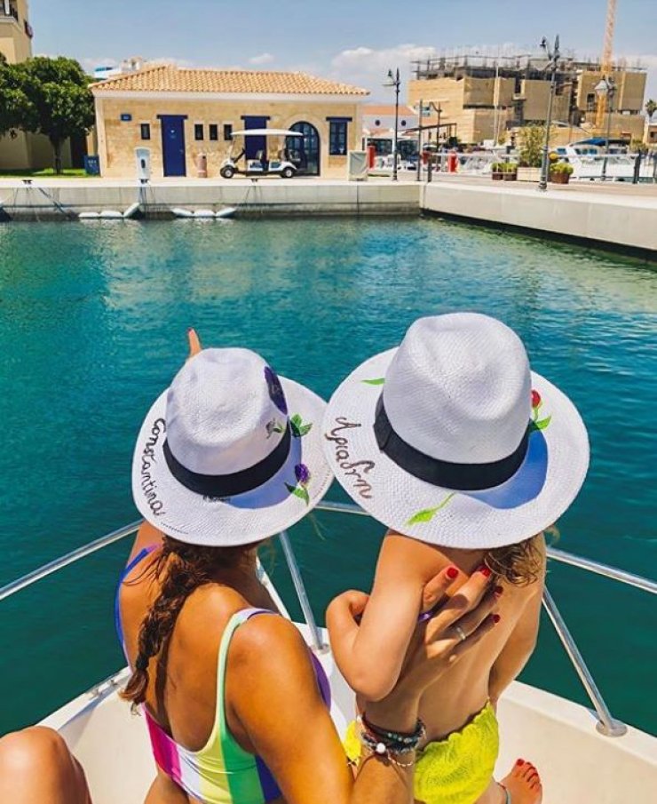 Η Κυριακάτικη εξόρμηση της Κωνσταντίνας Ευριπίδου με τη μικρή Αριάδνη στην αγκαλιά της!