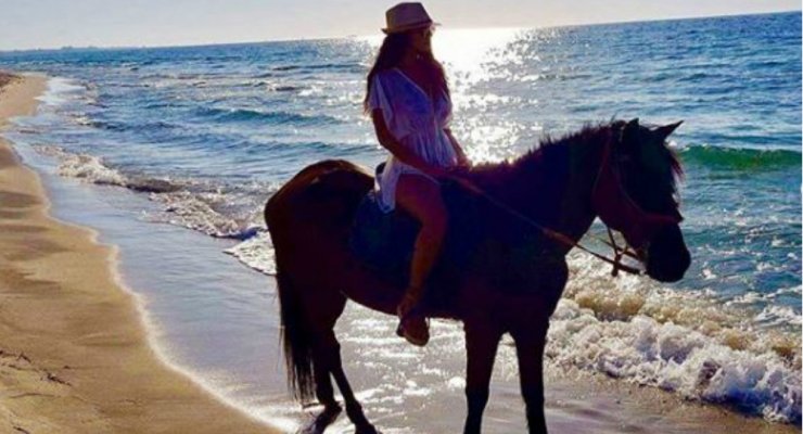 Γνωστό τηλεοπτικό πρόσωπο έκανε το επόμενο βήμα στη σχέση με το σύντροφό της!