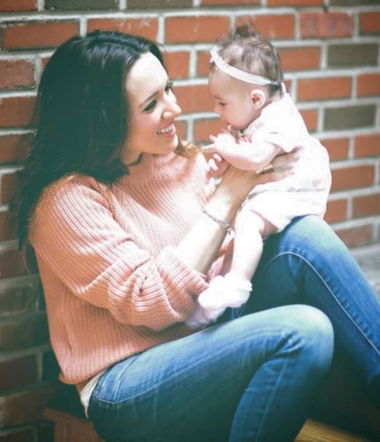 Η κόρη της Καλομοίρας μεγάλωσε και είναι ολόιδιες! [βίντεο]