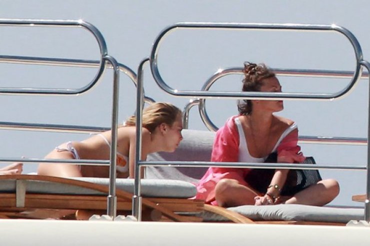 H Cara Delevigne πάει διακοπές [εικόνες]