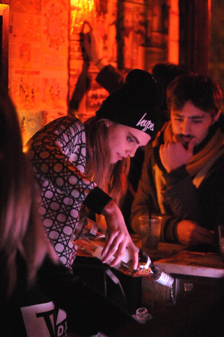 Διάσημο μοντέλο έγινε barwoman [φωτογραφίες]