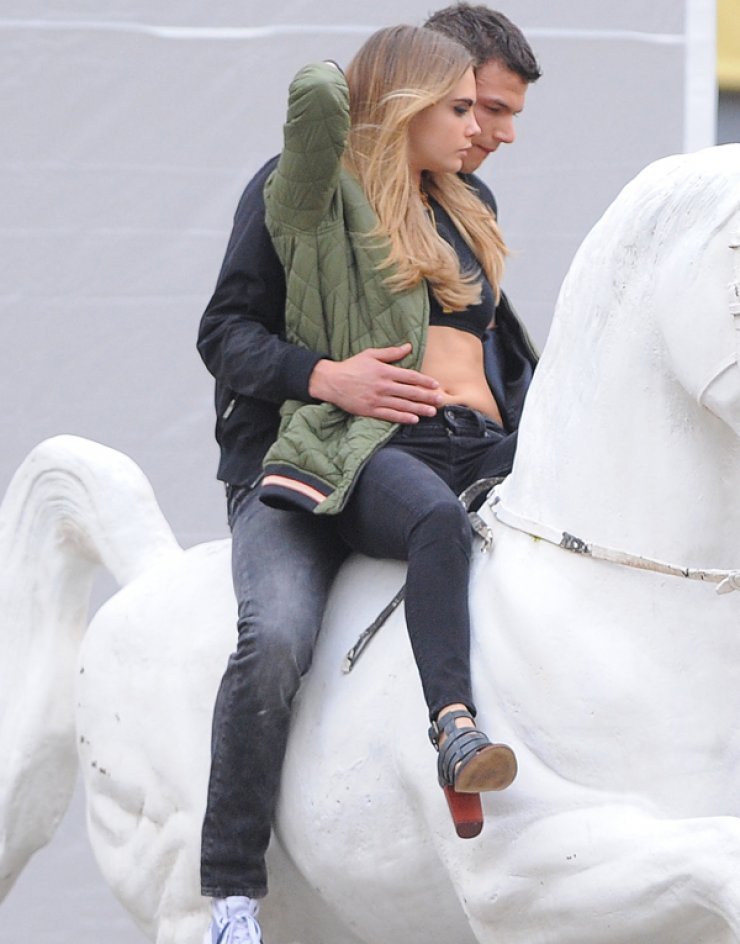 Cara Delevigne: Καβάλα στο άλογο [εικόνες]