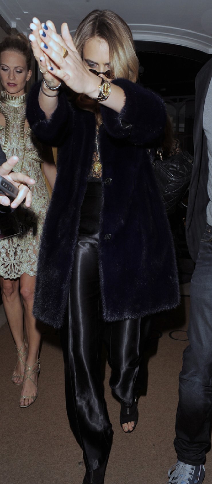 Στα μαύρα της τα χάλια η Cara Delevigne [εικόνες]