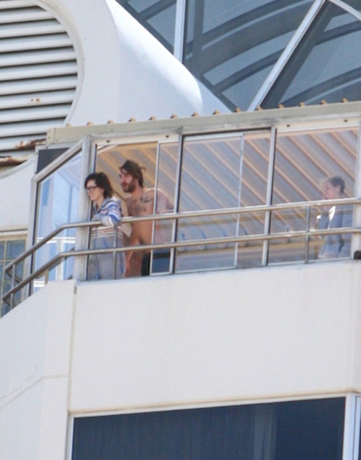 H Miley Cyrus με γυμνά αγόρια στο μπαλκόνι [εικόνες]