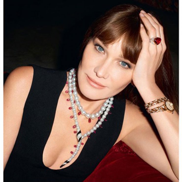 H Carla Bruni επέστρεψε στο μοντελινγκ!