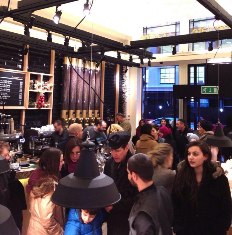 Koσμοσυρροή στο ελληνικό ξηροκαρπάδικο στο κέντρο του Λονδίνου