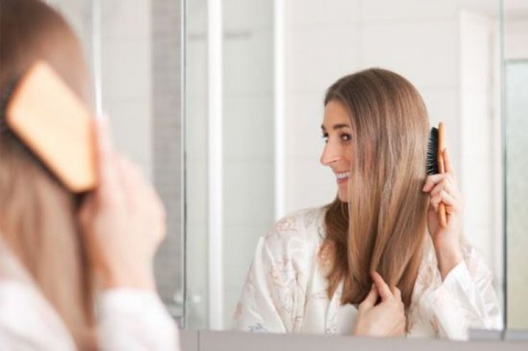 Σπιτικές συνταγές για έξτρα λάμψη στα μαλλιά σας