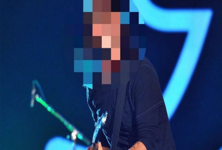 ΣΟΚ! Πασίγνωστος τραγουδιστής έσπασε το πόδι του πάνω στη σκηνή! 