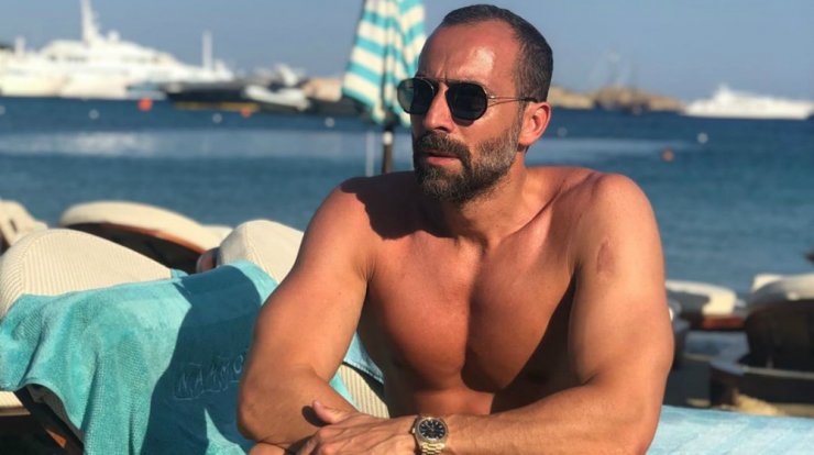 Χρύσανθος Τζιαπούρας: Δείτε την κούκλα σύντροφό του