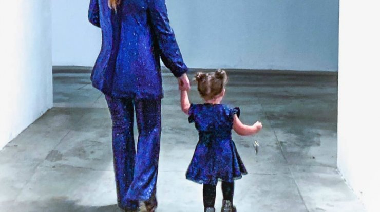 Επώνυμη Κύπρια ποζάρει με την κορούλα της φορώντας το ίδιο λαμπερό ύφασμα με glitters! [εικόνα]