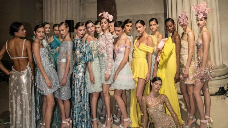 Η Σήλια Κριθαριώτη μάγεψε τον κόσμο της μόδας στο βρετανικό μουσείο