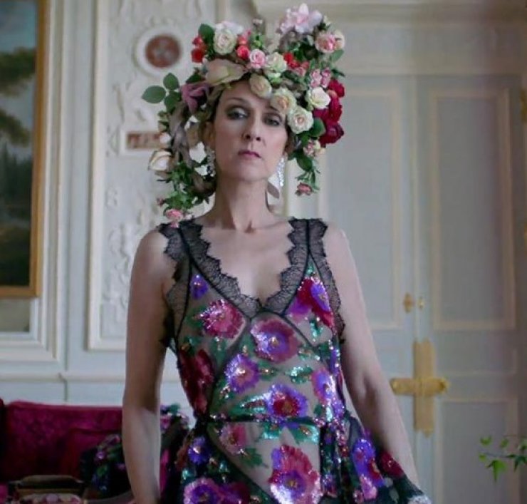 H Celine Dion αποθεώνει την υψηλή ραπτική μέσα από ένα βίντεο της Vogue