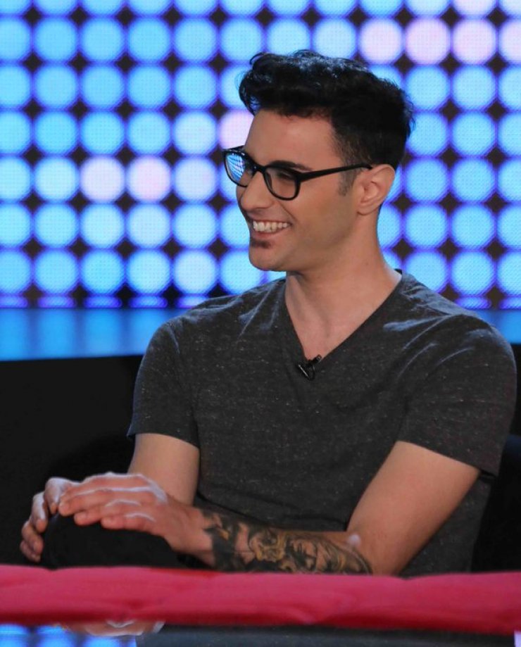 Ίαν Στρατής: Το παράξενο παιδί του X-factor πόσταρε ένα απίστευτο status