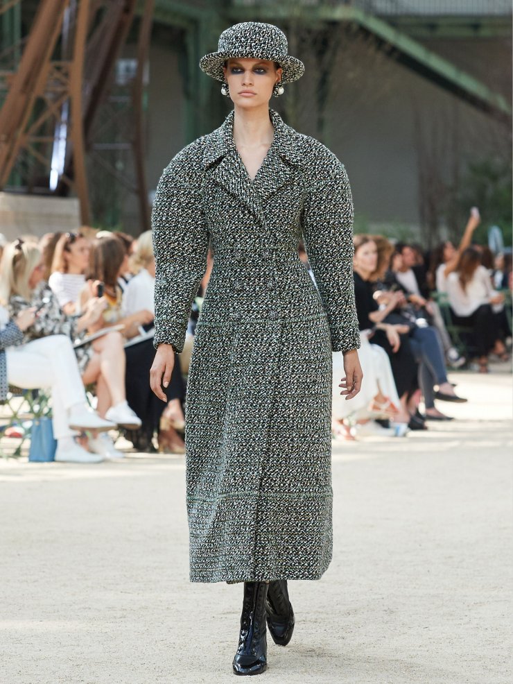 Chanel Haute Couture AW17: το μαγευτικό σόου κάτω από τον πύργο του Άιφελ και η βράβευση του Karl Lagerfeld
