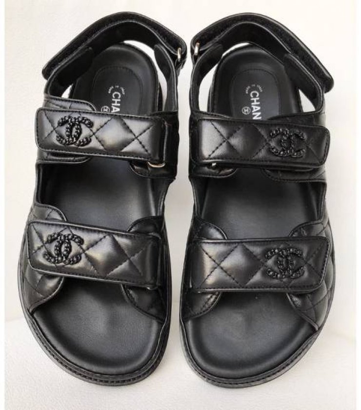 Ο οίκος Chanel λανσάρει τα ungly sandals για το καλοκαίρι