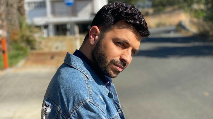 Χάρης Παπαθεοχάρους: Το πιο τρυφερό στιγμιότυπο αγκαλιά με την αγαπημένη του στον καναπέ! 