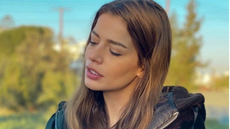 Η Χαριτίνη Ηλιάδου με ένα αξεσουάρ κατάφερε να κάνει το military look να δείχνει girly