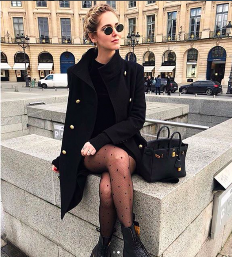 H στιλιστική λεπτομέρεια στο total black outfit της Chiara Ferragni που πρέπει να υιοθετήσεις