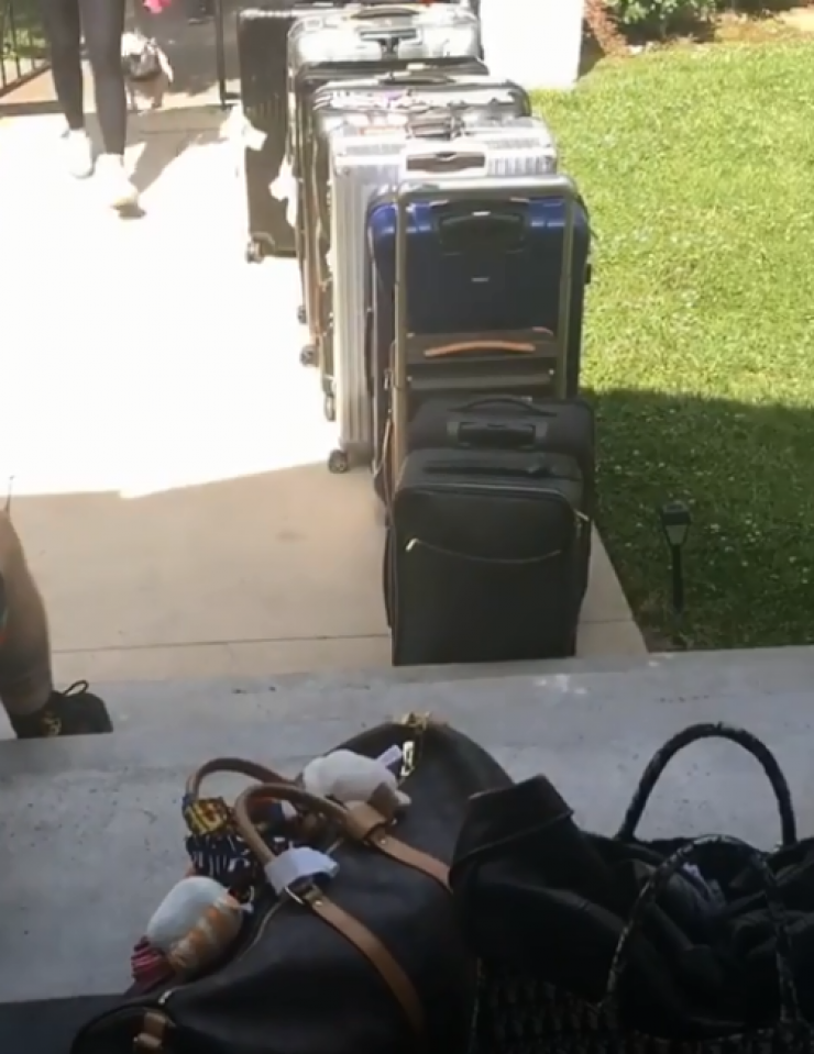 Δεν πιστεύαμε στα μάτια μας! Γνωστή celebrity ταξίδεψε με 13 βαλίτσες! [εικόνες & βίντεο]