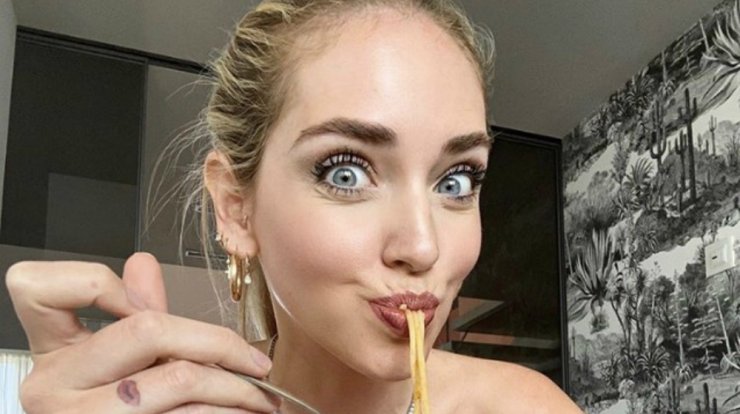 Η Chiara Ferragni κάνει τις δουλειές του σπιτιού με το πιο απρόσμενο look