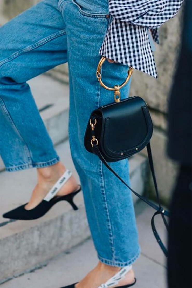 Οι τσάντες με ring χερούλι είναι μια από τις μεγαλύτερες τάσεις της σεζόν