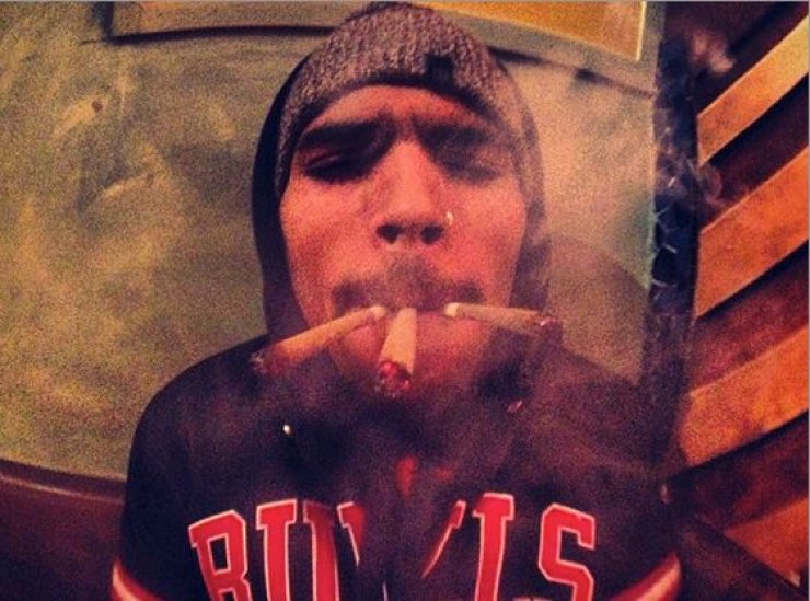 Chris Brown: καπνίζει μαριχουάνα και το καυχιέται στο twitter