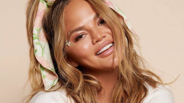 Η Chrissy Teigen ποζάρει γυμνή και μας δείχνει τα σημάδια στο σώμα της στέλνοντας το πιο ηχηρό μήνυμα!