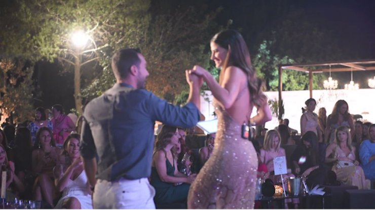 Το καυτό φιλί του Σάκη Τανιμανίδη στη Χριστίνα Μπόμπα στη χθεσινή απονομή των βραβείων “Beauty Awards 2019”