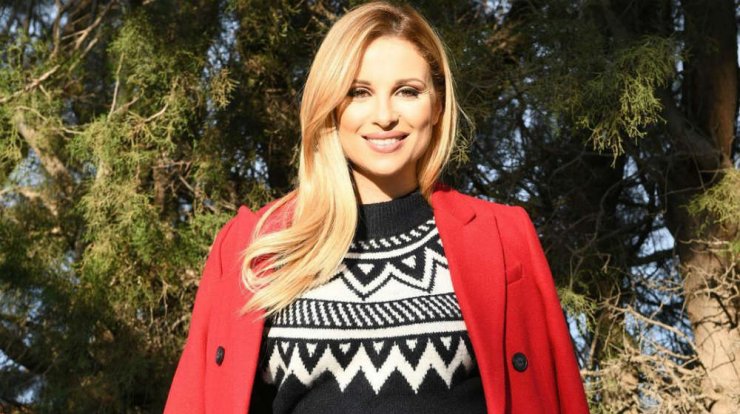 Βρήκαμε το υπέροχο κόκκινο παλτό της Χριστιάνας Αριστοτέλους