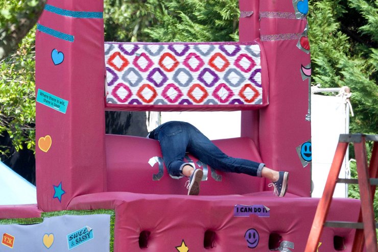 Πασίγνωστη ηθοποιός παίζει σαν μωρό σε παιδική χαρά [εικόνες]