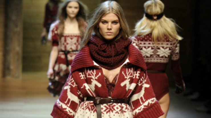 Xαρούμενα Χριστούγεννα με σύνολα που μας βάζουν στο κλίμα των ημερών