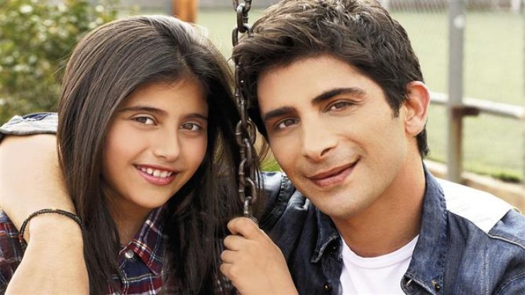 Χρήστος Σπανός: Φωτογραφίζεται με την κόρη που απέκτησε με την καθηγήτριά του