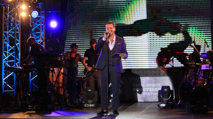 Ο Χρύσανθος Τσουρούλλης έτσι όπως δεν τον έχετε ξαναδεί! Δείτε τον να χορεύει στην παρουσίαση προγραμμάτων του ΣΙΓΜΑ! 