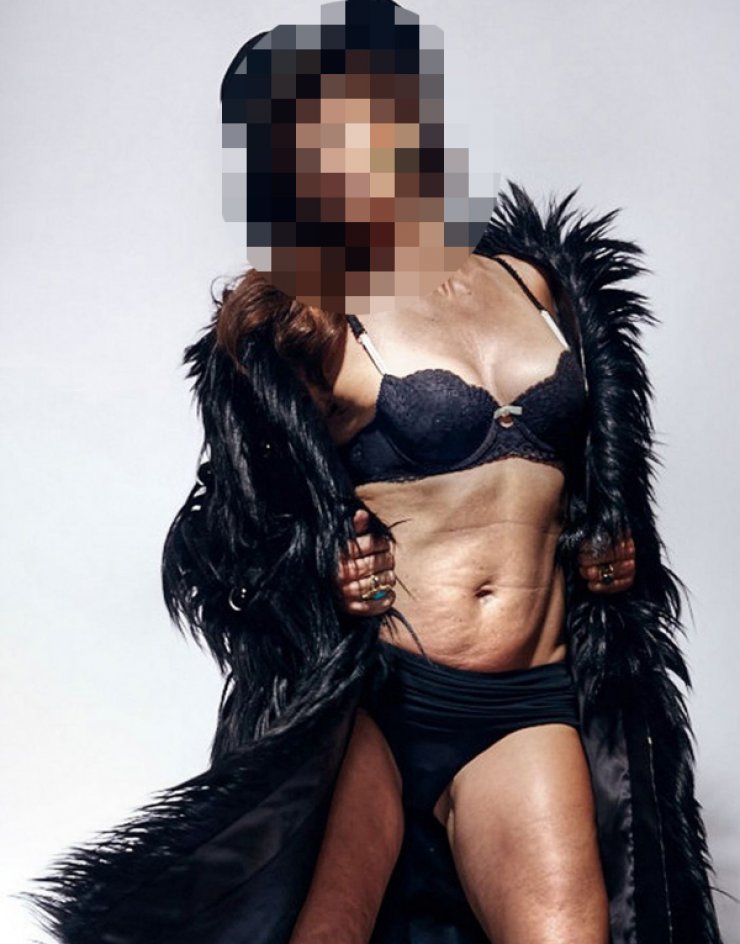 Ακομπλεξάριστη! Πασίγνωστο μοντέλο χωρίς ρετούς στα 48 της! [εικόνα]