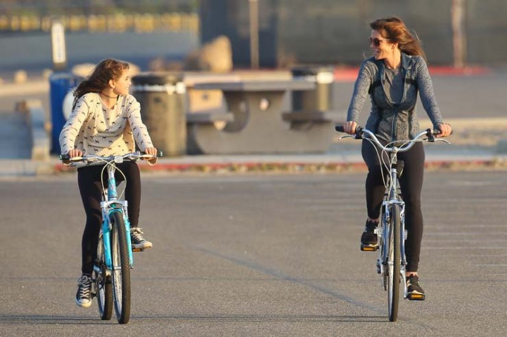 Cindy Crawford: Για ποδηλασία με την κόρη της!