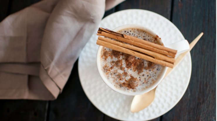 5 λόγοι για να προσθέσετε την κανέλα στον καφέ σας κάθε πρωί