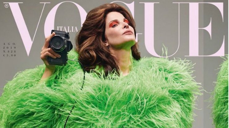 Claudia Schiffer: Φωτογράφισε μόνη της τον εαυτό της για το εξώφυλλο της ιταλικής Vogue
