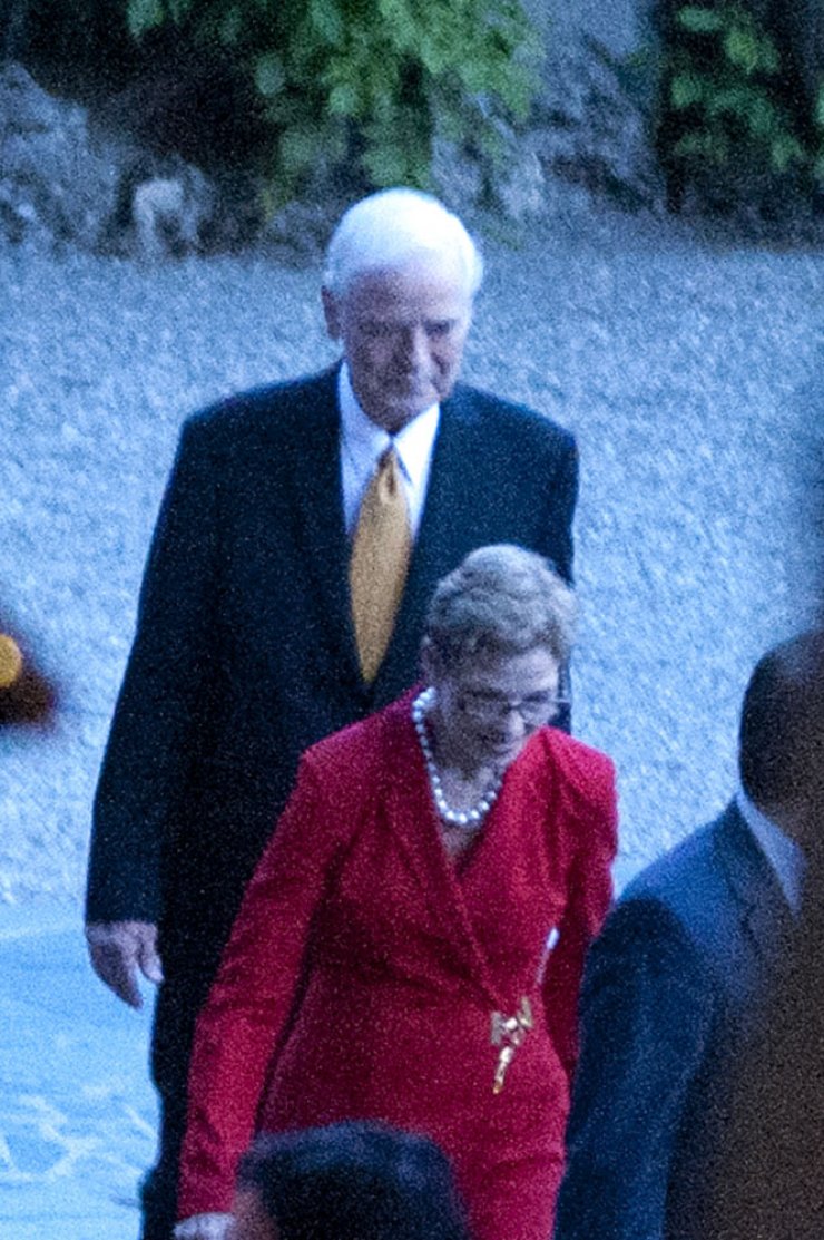 Οι γονείς ποιου γοητευτικού εργένη είναι αυτό το ζευγάρι;